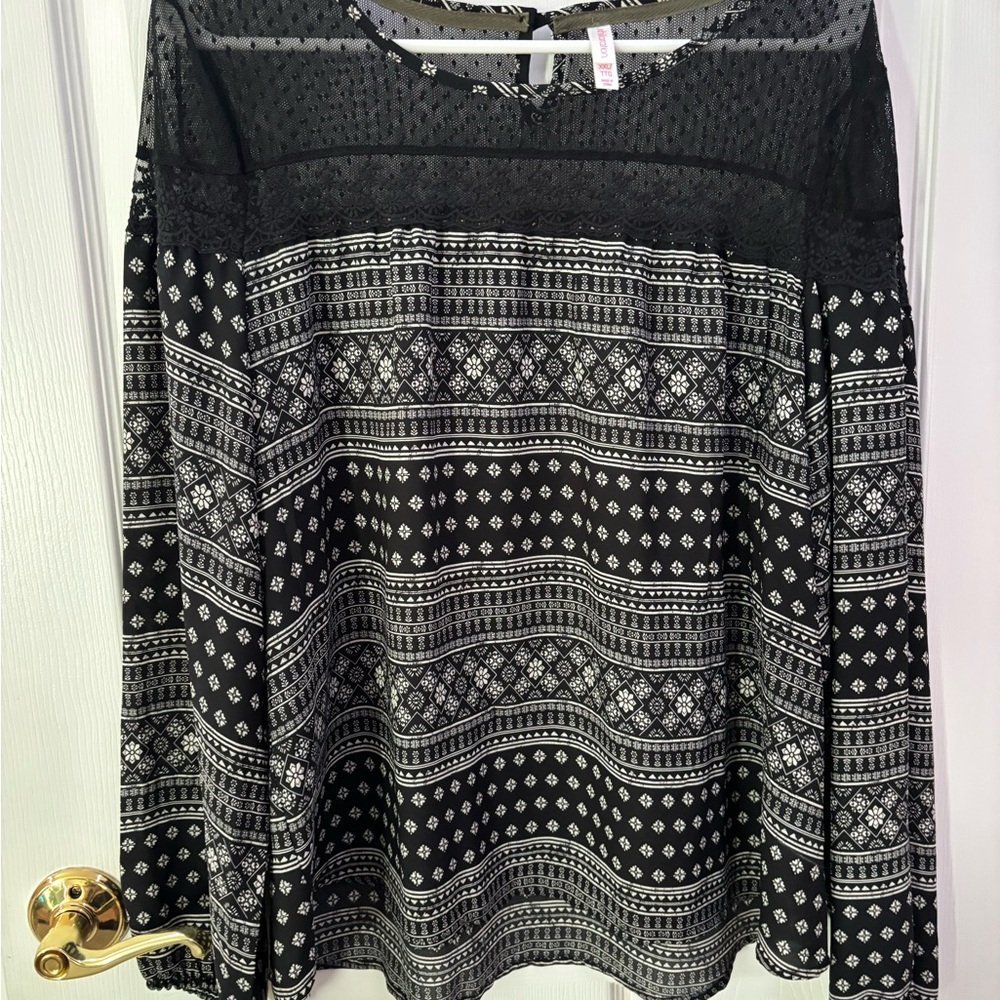 Xhilaration Black and White Geometric Blouse